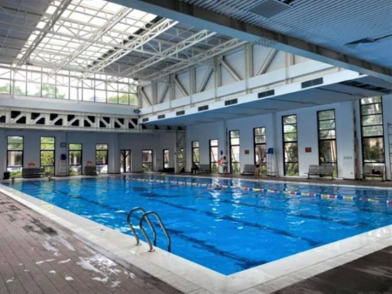 Bể bơi khách sạn La Thành: bể bơi 4 mùa chất lượng trung tâm Thủ đô